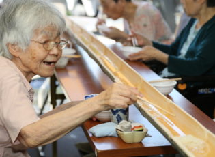 夏だ！暑い！流しソーメンだ！！