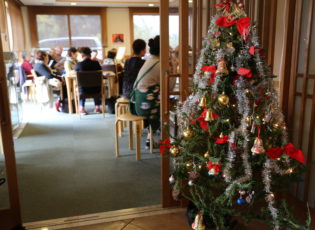 今日もギターの生演奏＆歌いましょう！は大人気！！